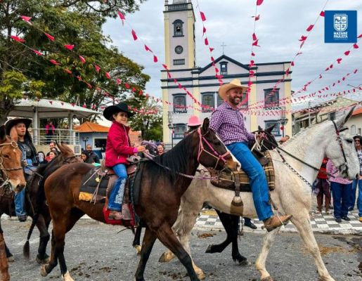 Foto - Chegada da Paçoca emociona Nazaré Paulista com fé, tradição e música no início da Festa do Divino 2025