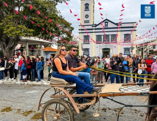 Foto - Chegada da Paçoca emociona Nazaré Paulista com fé, tradição e música no início da Festa do Divino 2025