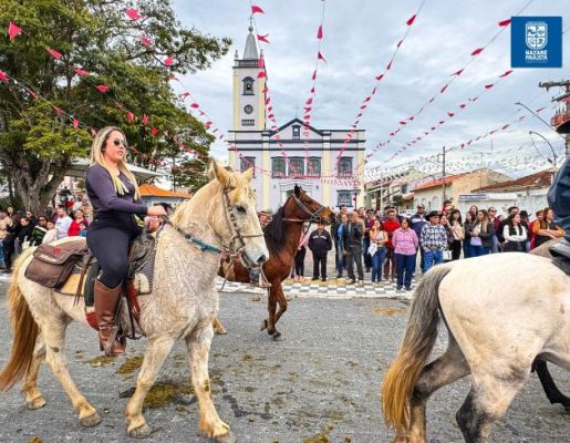 Foto - Chegada da Paçoca emociona Nazaré Paulista com fé, tradição e música no início da Festa do Divino 2025