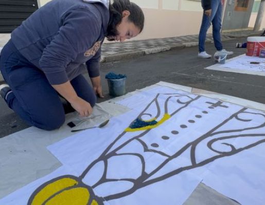 Foto - Nazaré Paulista celebra Corpus Christi com tradicional confecção de tapetes