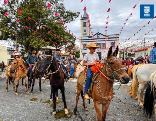 Foto - Chegada da Paçoca emociona Nazaré Paulista com fé, tradição e música no início da Festa do Divino 2025