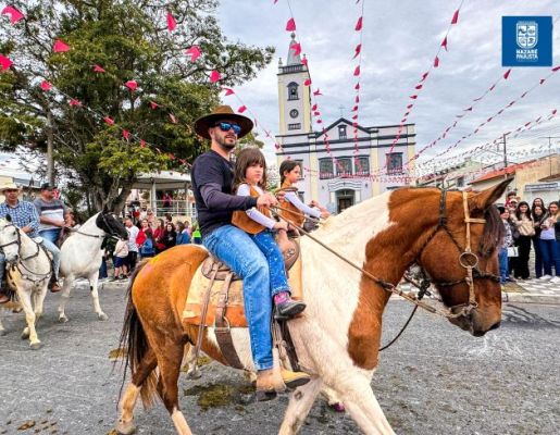 Foto - Chegada da Paçoca emociona Nazaré Paulista com fé, tradição e música no início da Festa do Divino 2025