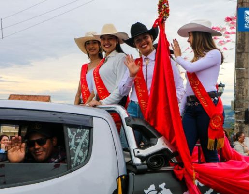 Foto - Chegada da Paçoca emociona Nazaré Paulista com fé, tradição e música no início da Festa do Divino 2025