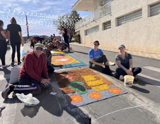 Foto - Nazaré Paulista celebra Corpus Christi com tradicional confecção de tapetes
