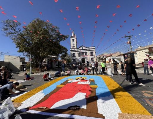 Foto - Nazaré Paulista celebra Corpus Christi com tradicional confecção de tapetes