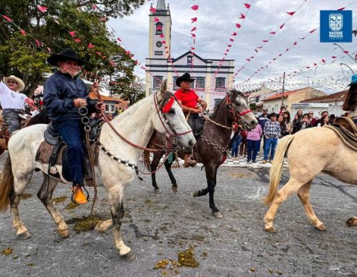 Foto - Chegada da Paçoca emociona Nazaré Paulista com fé, tradição e música no início da Festa do Divino 2025