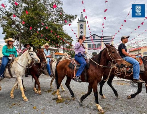 Foto - Chegada da Paçoca emociona Nazaré Paulista com fé, tradição e música no início da Festa do Divino 2025