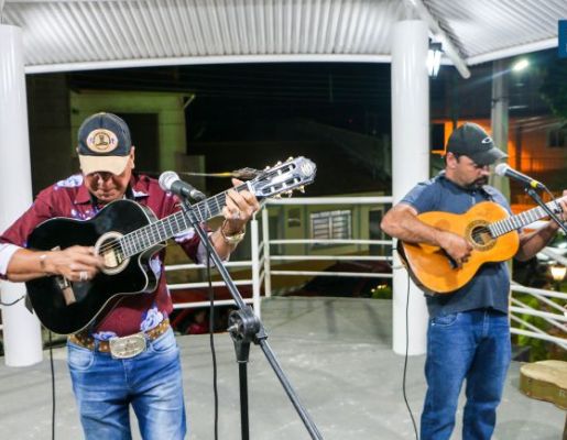 Foto - Tony Viola & Fábio Reis realizam grande apresentação na praça da Igreja matriz
