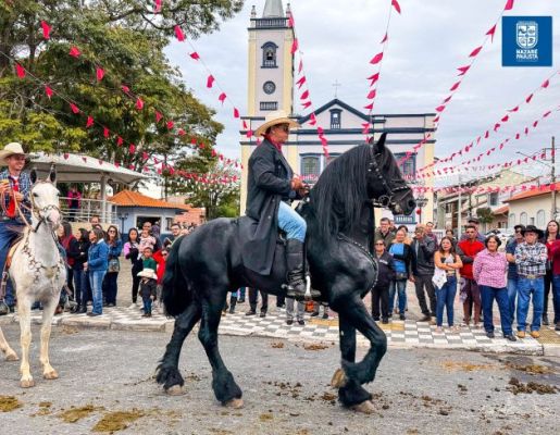 Foto - Chegada da Paçoca emociona Nazaré Paulista com fé, tradição e música no início da Festa do Divino 2025