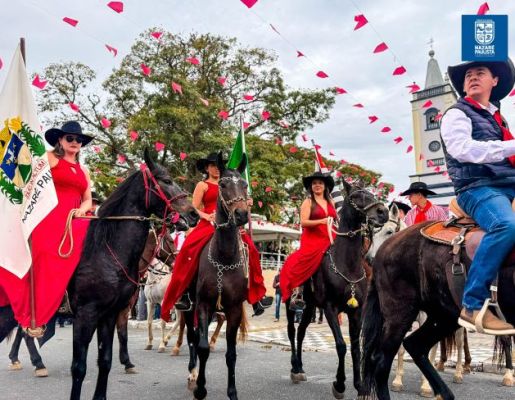 Foto - Chegada da Paçoca emociona Nazaré Paulista com fé, tradição e música no início da Festa do Divino 2025