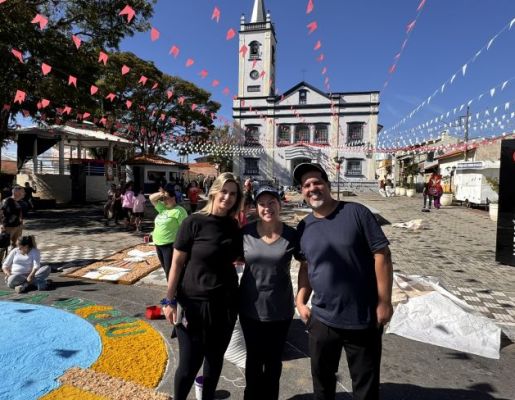 Foto - Nazaré Paulista celebra Corpus Christi com tradicional confecção de tapetes