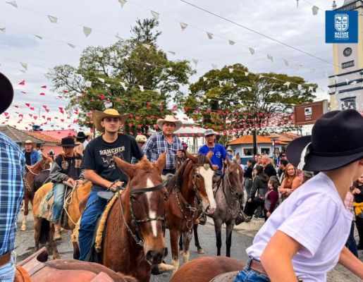 Foto - Chegada da Paçoca emociona Nazaré Paulista com fé, tradição e música no início da Festa do Divino 2025