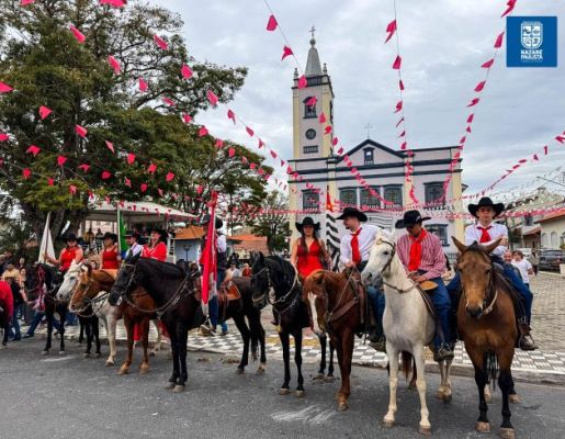 Foto - Chegada da Paçoca emociona Nazaré Paulista com fé, tradição e música no início da Festa do Divino 2025