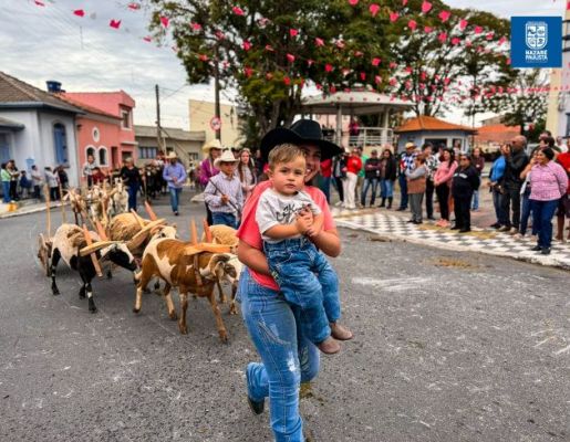 Foto - Chegada da Paçoca emociona Nazaré Paulista com fé, tradição e música no início da Festa do Divino 2025