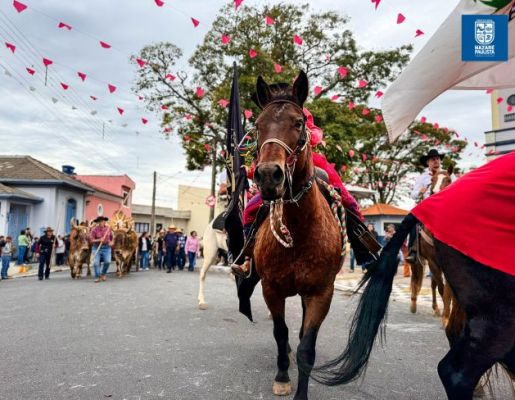 Foto - Chegada da Paçoca emociona Nazaré Paulista com fé, tradição e música no início da Festa do Divino 2025