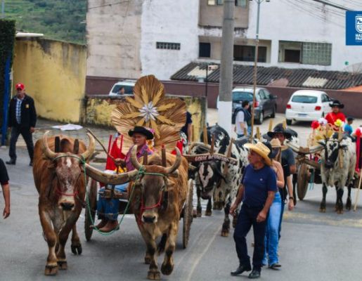 Foto - Chegada da Paçoca emociona Nazaré Paulista com fé, tradição e música no início da Festa do Divino 2025