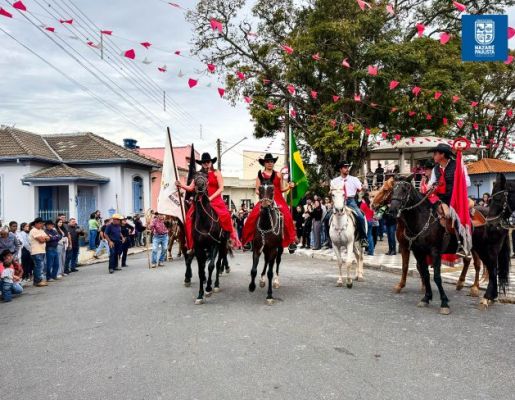 Foto - Chegada da Paçoca emociona Nazaré Paulista com fé, tradição e música no início da Festa do Divino 2025