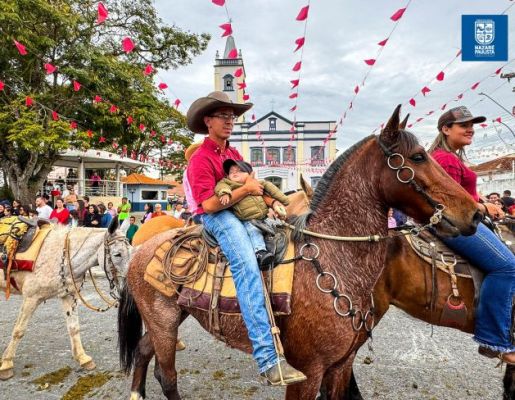 Foto - Chegada da Paçoca emociona Nazaré Paulista com fé, tradição e música no início da Festa do Divino 2025