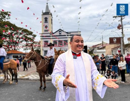 Foto - Chegada da Paçoca emociona Nazaré Paulista com fé, tradição e música no início da Festa do Divino 2025