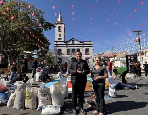 Foto - Nazaré Paulista celebra Corpus Christi com tradicional confecção de tapetes