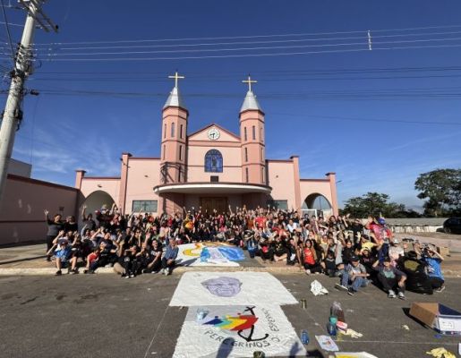 Foto - Paróquia Santa Rita: Nazaré Paulista celebra Corpus Christi com tradicional confecção de tapetes