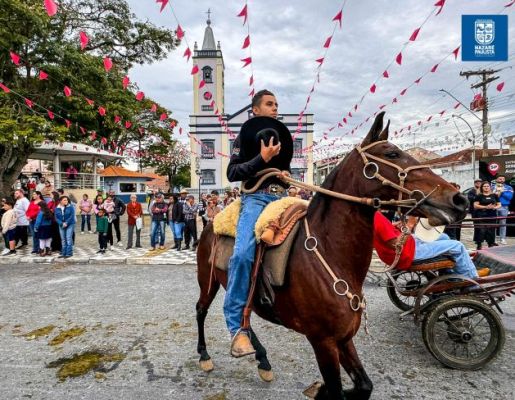 Foto - Chegada da Paçoca emociona Nazaré Paulista com fé, tradição e música no início da Festa do Divino 2025