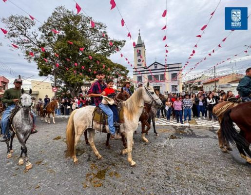 Foto - Chegada da Paçoca emociona Nazaré Paulista com fé, tradição e música no início da Festa do Divino 2025