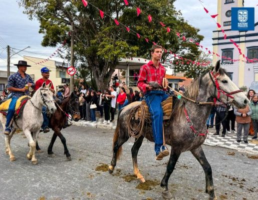 Foto - Chegada da Paçoca emociona Nazaré Paulista com fé, tradição e música no início da Festa do Divino 2025