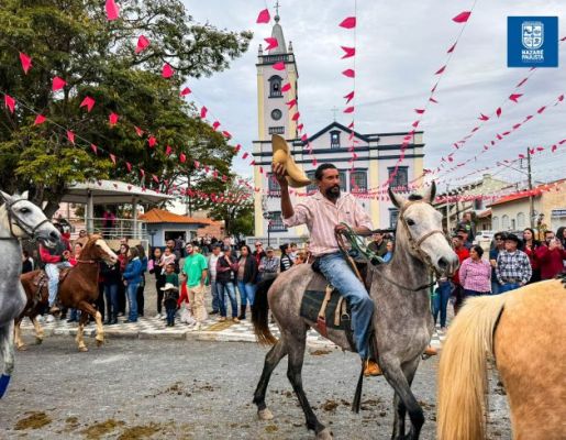 Foto - Chegada da Paçoca emociona Nazaré Paulista com fé, tradição e música no início da Festa do Divino 2025