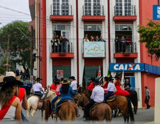 Foto - Chegada da Paçoca emociona Nazaré Paulista com fé, tradição e música no início da Festa do Divino 2025