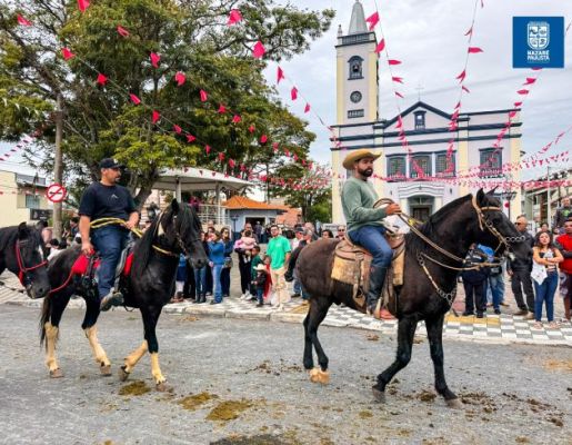 Foto - Chegada da Paçoca emociona Nazaré Paulista com fé, tradição e música no início da Festa do Divino 2025