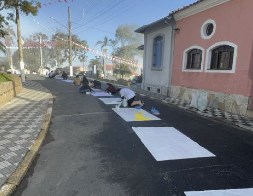 Foto - Nazaré Paulista celebra Corpus Christi com tradicional confecção de tapetes