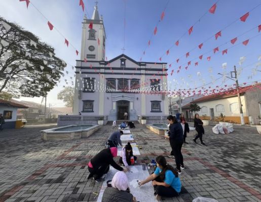 Foto - Nazaré Paulista celebra Corpus Christi com tradicional confecção de tapetes
