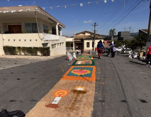 Foto - Nazaré Paulista celebra Corpus Christi com tradicional confecção de tapetes