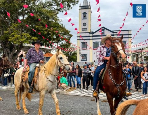 Foto - Chegada da Paçoca emociona Nazaré Paulista com fé, tradição e música no início da Festa do Divino 2025
