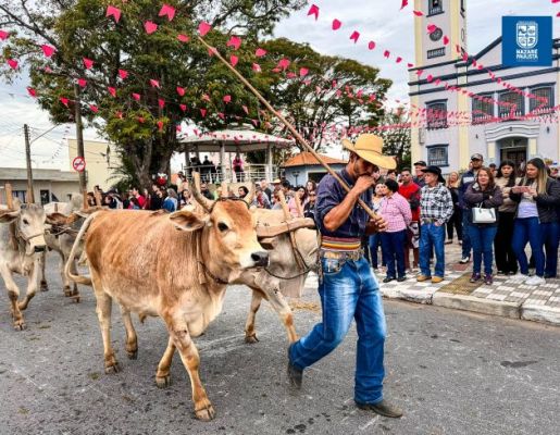 Foto - Chegada da Paçoca emociona Nazaré Paulista com fé, tradição e música no início da Festa do Divino 2025