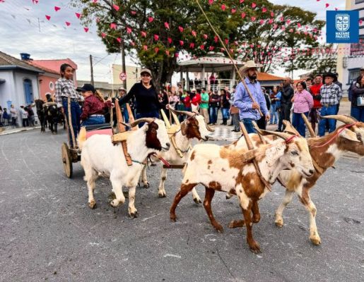 Foto - Chegada da Paçoca emociona Nazaré Paulista com fé, tradição e música no início da Festa do Divino 2025