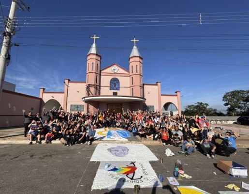 Foto - Paróquia Santa Rita: Nazaré Paulista celebra Corpus Christi com tradicional confecção de tapetes