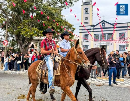Foto - Chegada da Paçoca emociona Nazaré Paulista com fé, tradição e música no início da Festa do Divino 2025