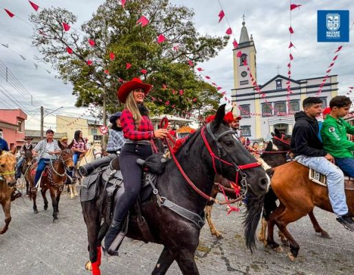 Foto - Chegada da Paçoca emociona Nazaré Paulista com fé, tradição e música no início da Festa do Divino 2025