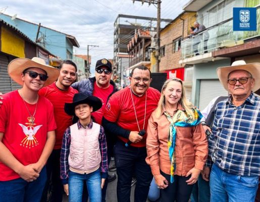 Foto - Chegada da Paçoca emociona Nazaré Paulista com fé, tradição e música no início da Festa do Divino 2025