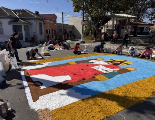 Foto - Nazaré Paulista celebra Corpus Christi com tradicional confecção de tapetes
