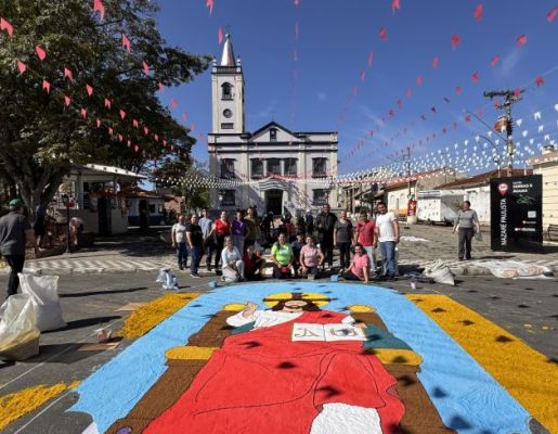 Foto - Nazaré Paulista celebra Corpus Christi com tradicional confecção de tapetes
