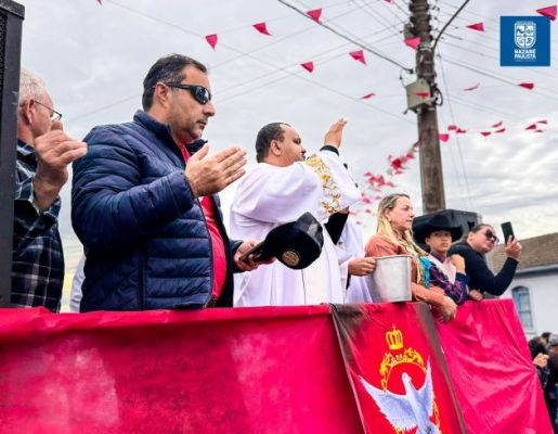 Foto - Chegada da Paçoca emociona Nazaré Paulista com fé, tradição e música no início da Festa do Divino 2025