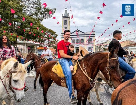 Foto - Chegada da Paçoca emociona Nazaré Paulista com fé, tradição e música no início da Festa do Divino 2025
