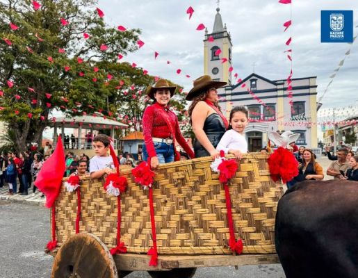 Foto - Chegada da Paçoca emociona Nazaré Paulista com fé, tradição e música no início da Festa do Divino 2025