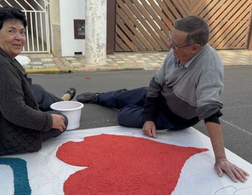Foto - Nazaré Paulista celebra Corpus Christi com tradicional confecção de tapetes