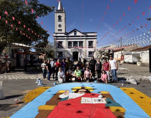 Foto - Nazaré Paulista celebra Corpus Christi com tradicional confecção de tapetes