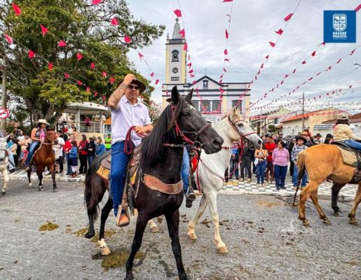 Foto - Chegada da Paçoca emociona Nazaré Paulista com fé, tradição e música no início da Festa do Divino 2025