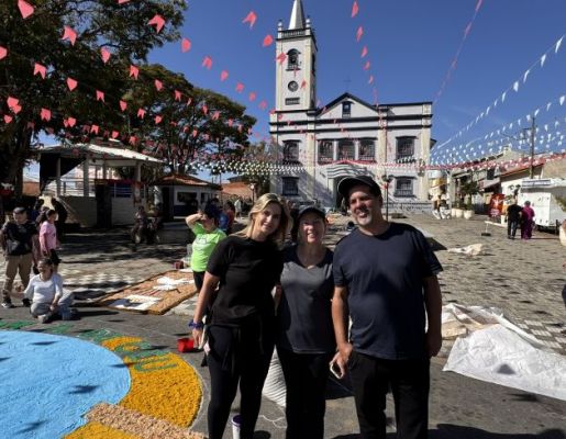 Foto - Nazaré Paulista celebra Corpus Christi com tradicional confecção de tapetes